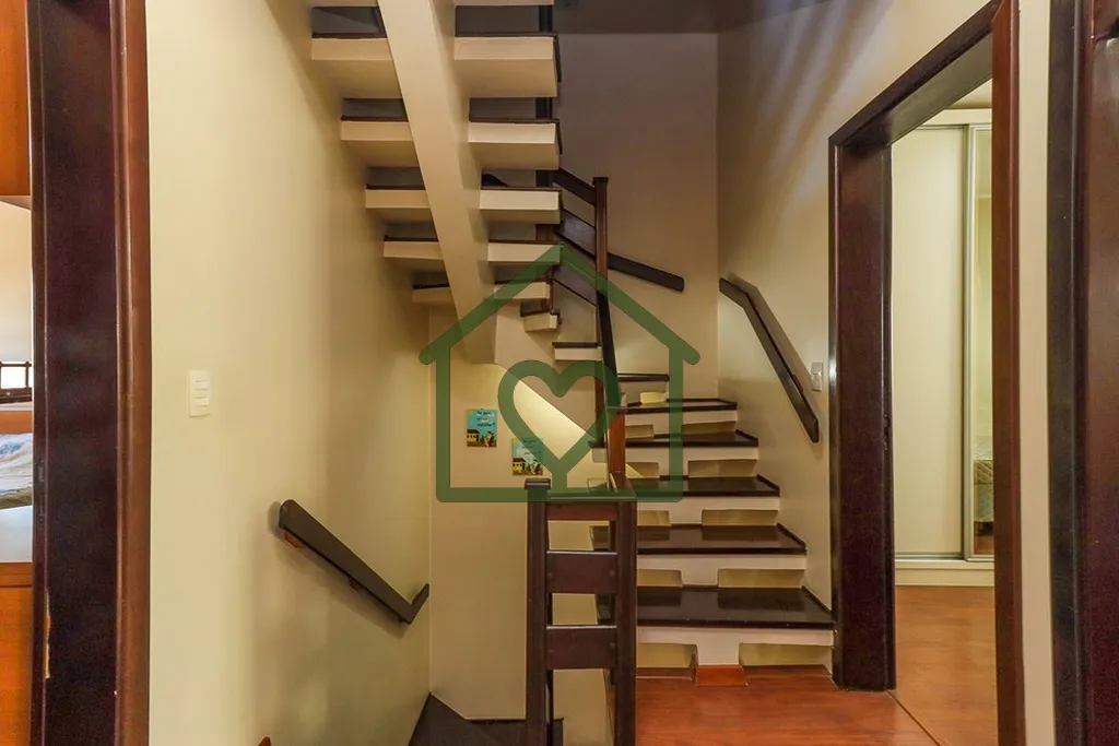 Imagem Excelente Casa/Sobrado de 155m² privativos; logo na entrada 3 vagas de garagem, sendo duas cobertas...