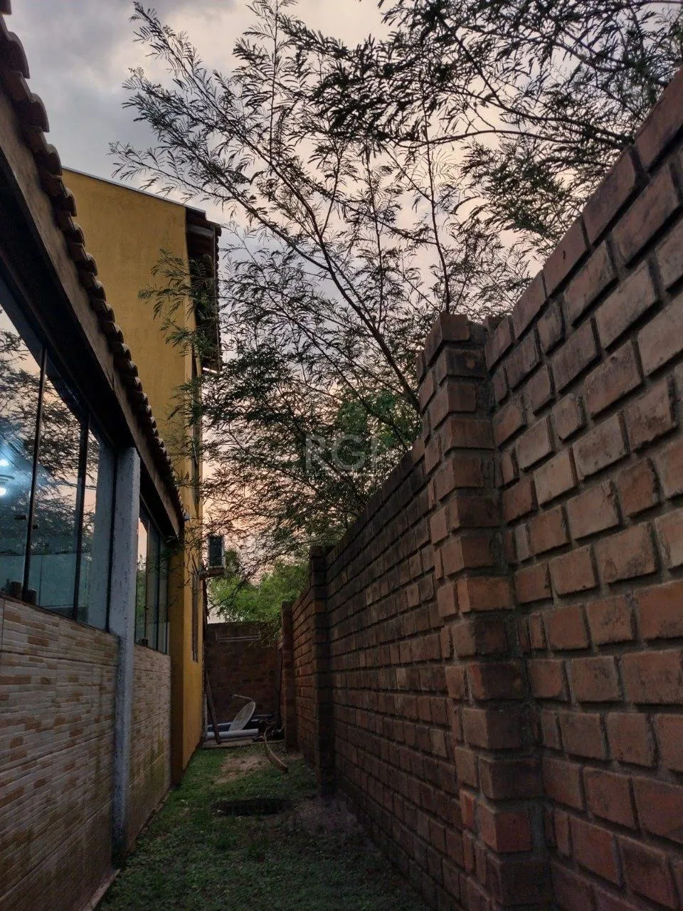 Imagem Casa com Piscina no bairro Lami