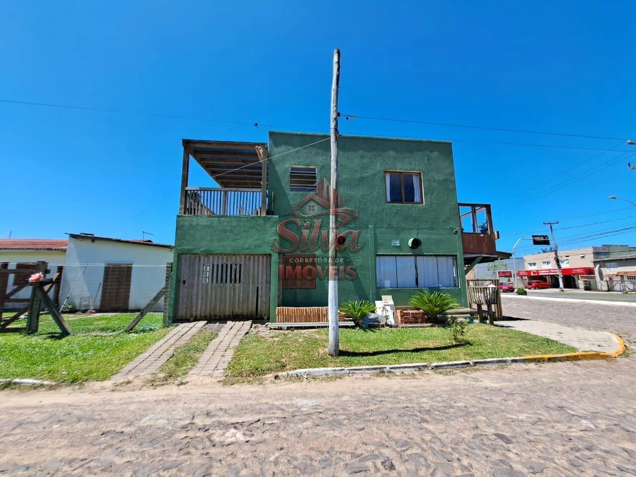 Imagem Prédio comercial de esquina com apartamento no Albatroz