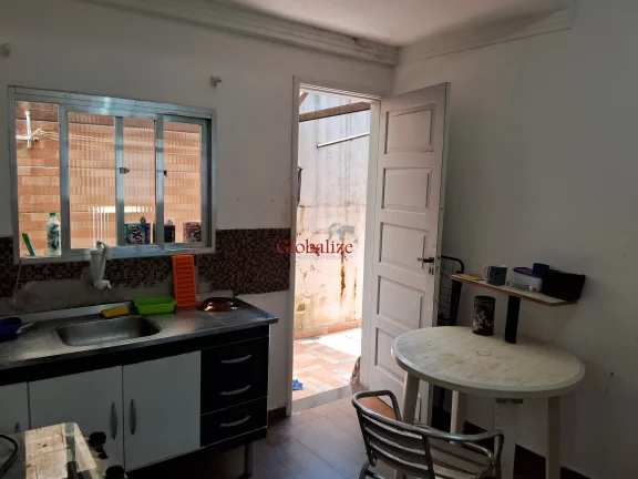 Imagem Apartamento térreo de fundos de 1 dormitório para reforma em Santos no Embaré à venda por R$ 325.000,00