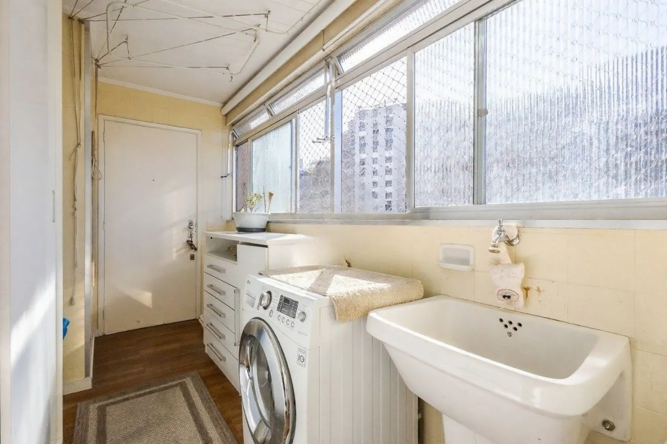 Imagem Vende-se apartamento com 3 quartos (1 suíte), 122 m² e 1 vaga - Petrópolis
