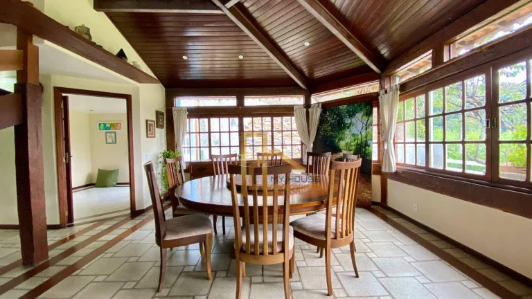Imagem Casa com 5 dormitórios sendo 2 suítes à venda, 220 m² por R$ 990.000 - Golfe - Teresópolis/RJ