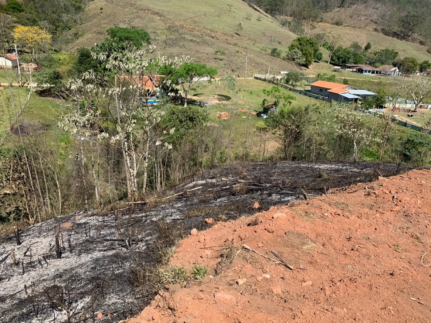 Imagem Chácara à venda Zona Rural, Lagoinha - SP