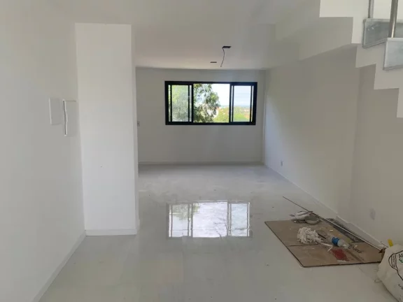 Imagem Casa Triplex com 3 quartos sendo uma suíte duas vagas de garagem área gourmet na Enseada Azul