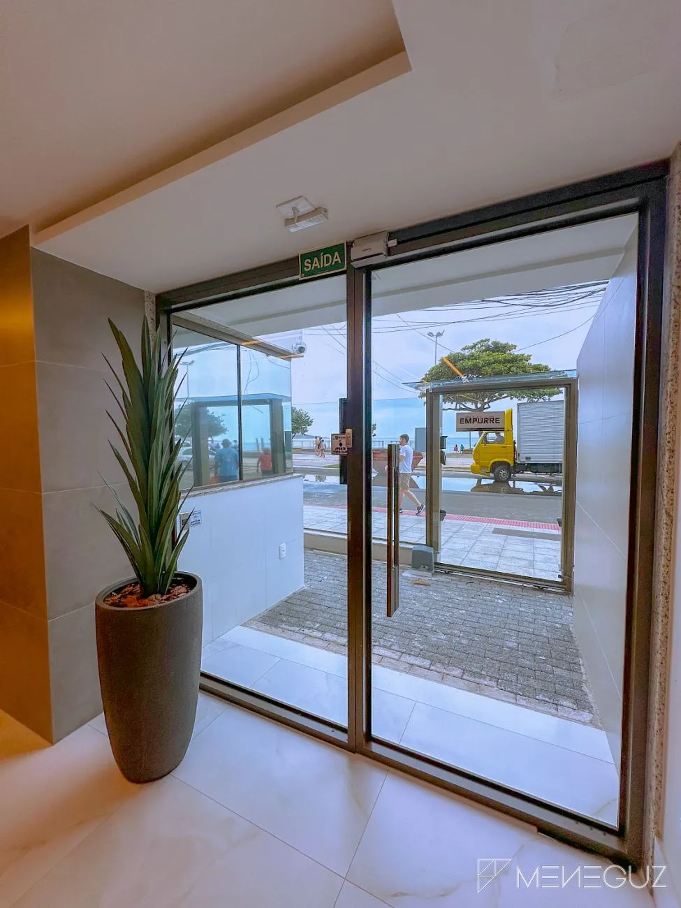 Imagem Amplo apartamento com 4 suítes de frente total para o mar da Praia do Morro em Guarapari