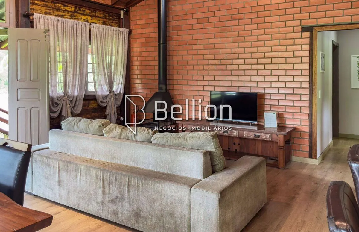 Imagem Chalé no Centro de Benedito Novo com terreno amplo e alto potencial de uso