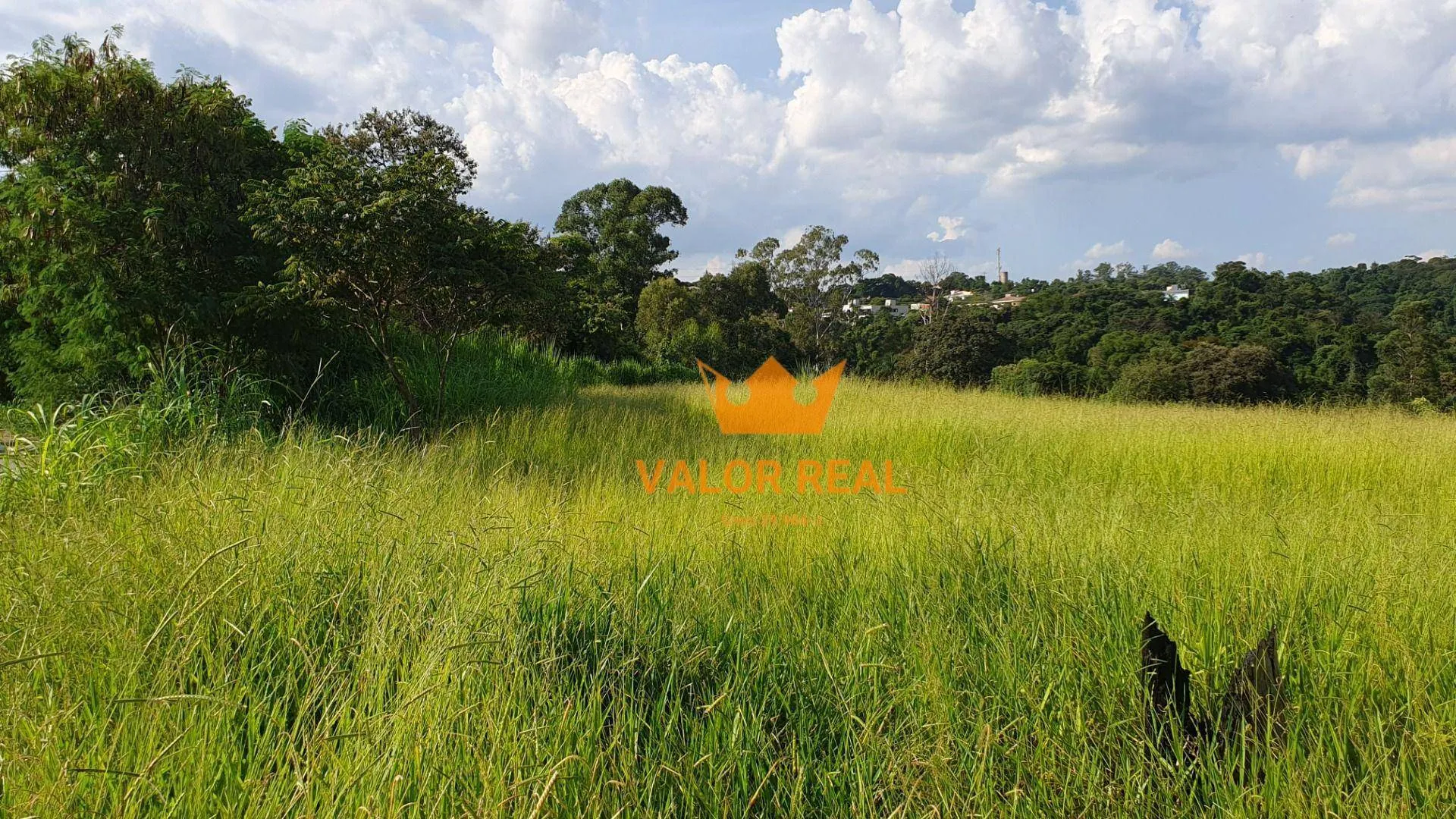 Imagem Área Residencial com 28.800.00 m2 de frente para Avenida asfaltada em Vinhedo, R$ 2.990 mil.