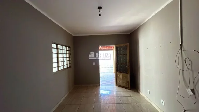 Imagem Casa Padrão para Alugar no Jardim Maracanã, Uberaba - 3 Dormitórios com Suíte e Churrasqueira na Varanda