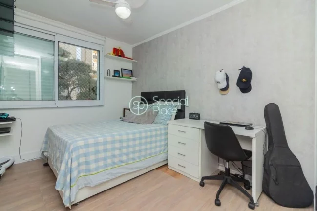 Imagem Apartamento com 03 dormitórios, sendo 01 suite, estação de trabalho , sala de jantar, sala de est...