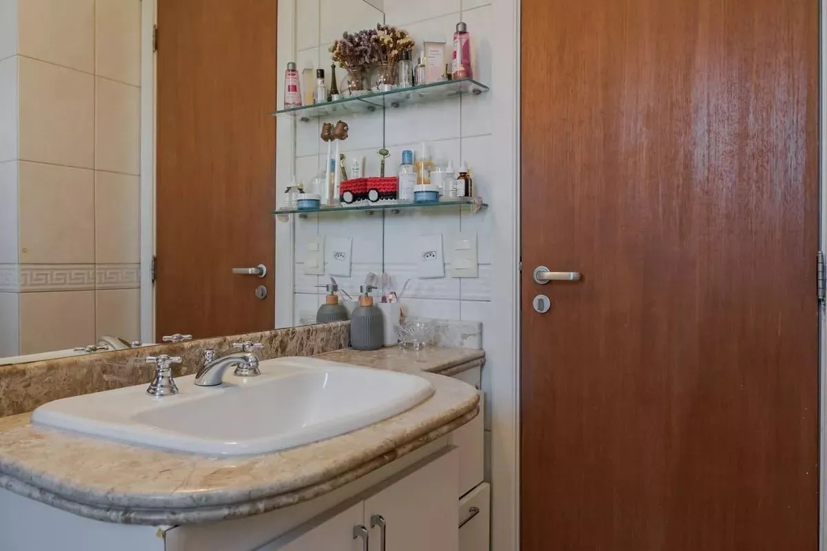 Imagem Casa em condomínio com 3 dormitórios, suíte e 2 vagas