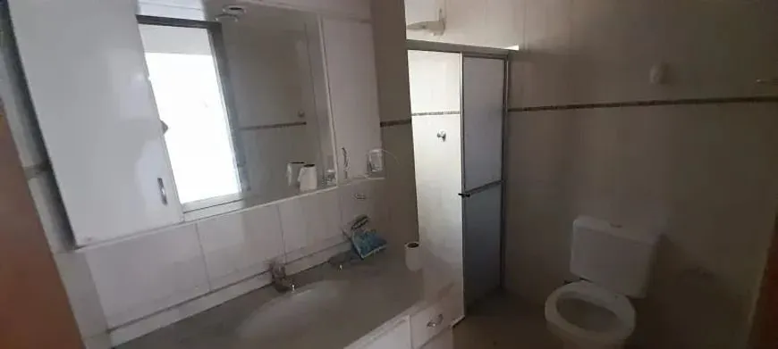 Imagem Casa térrea com 2 dormitórios, amplo pátio e 3 vagas.