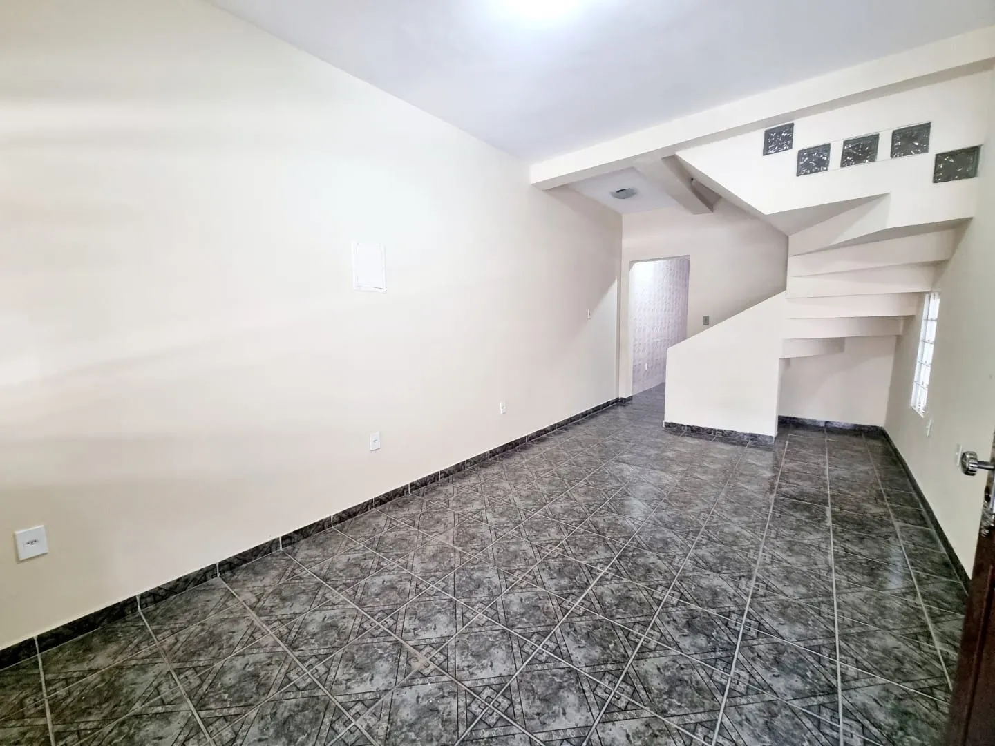 Imagem Sobrado Imponente com 3 Pavimentos, Suíte Master, Terraço Panorâmico e Garagem para 2 Carros em Excelente Localização