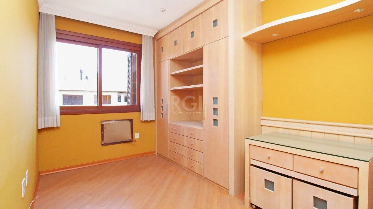 Imagem Excelente casa em condomínio com três (3) dormitórios, uma (1) suíte, duas (2) vagas de garagem próximo ao Barra Shopping , no bairro Cristal em Porto Alegre.