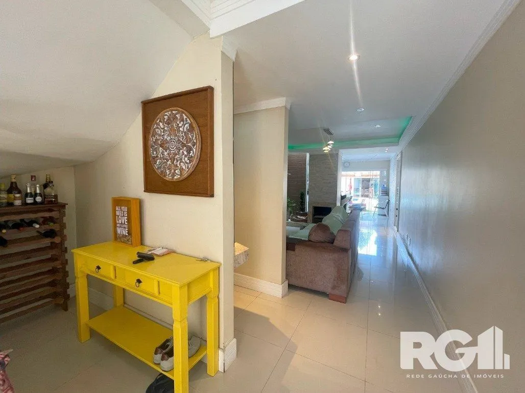 Imagem Bela casa três dormitórios localizada nos altos do bairro Guarujá