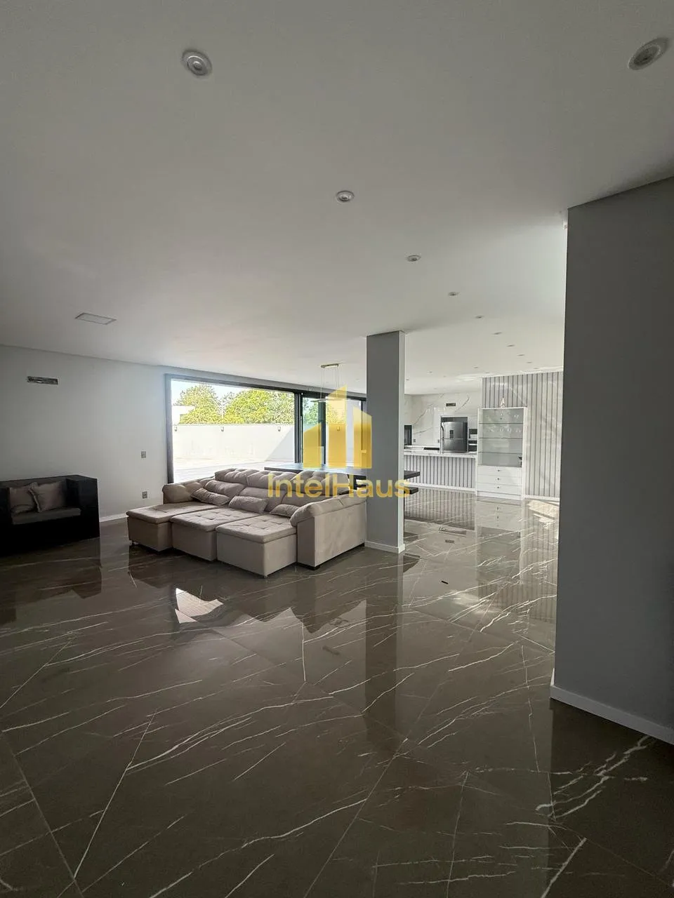 Imagem Residência contemporânea localizada na Praia de Itaguaçu, no bairro Ubatuba, a aproximadamente 30...