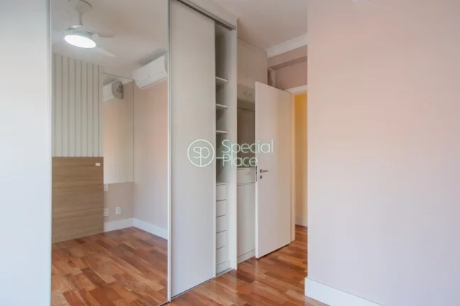 Imagem Apartamento com reforma impecável e com uma bela vista para o Campo de Marte!!! São 94m² de área...