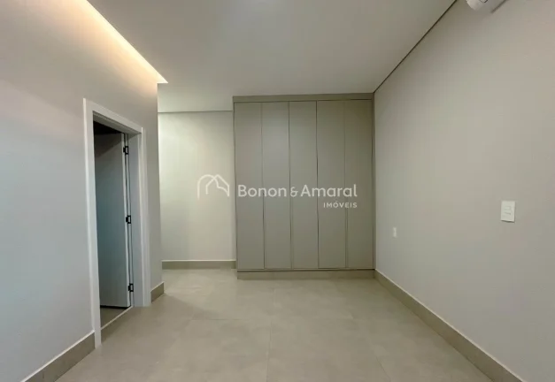 Imagem Casa térrea nova à venda com 3 quartos sendo 3 suítes, todas com armários planejados, ar condici...