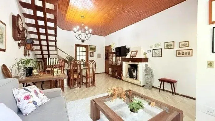 Imagem Casa de 4 dormitórios, uma suíte, pátio com piscina nos fundos e espaço para até 3 carros no Chácara das Pedras