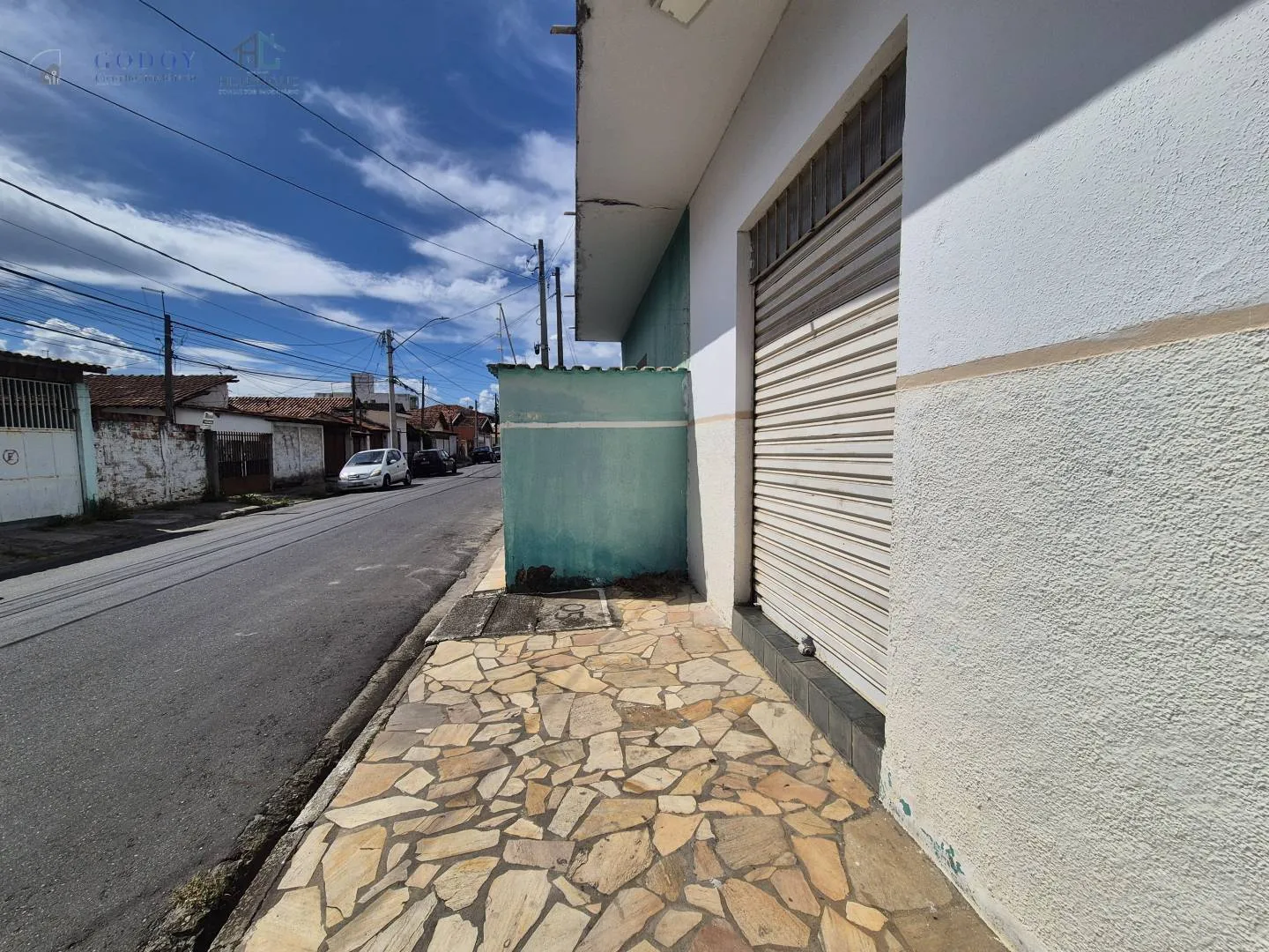 Imagem Ponto Comercial com Salão Amplo e 3 Portas de Esquina com 96,59 m²