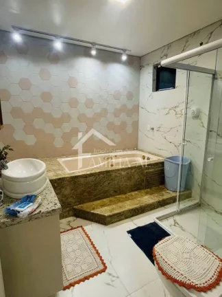 Imagem Sobrado Averbado no Iririú com 347m²