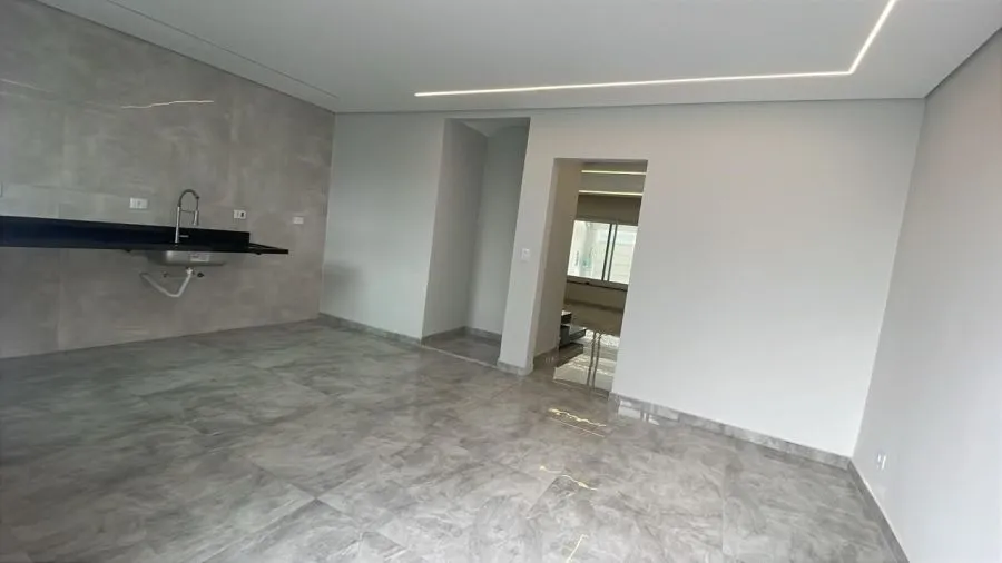Imagem Sobrado amplo, com 3 dormitórios, sala, cozinha, banheiro.