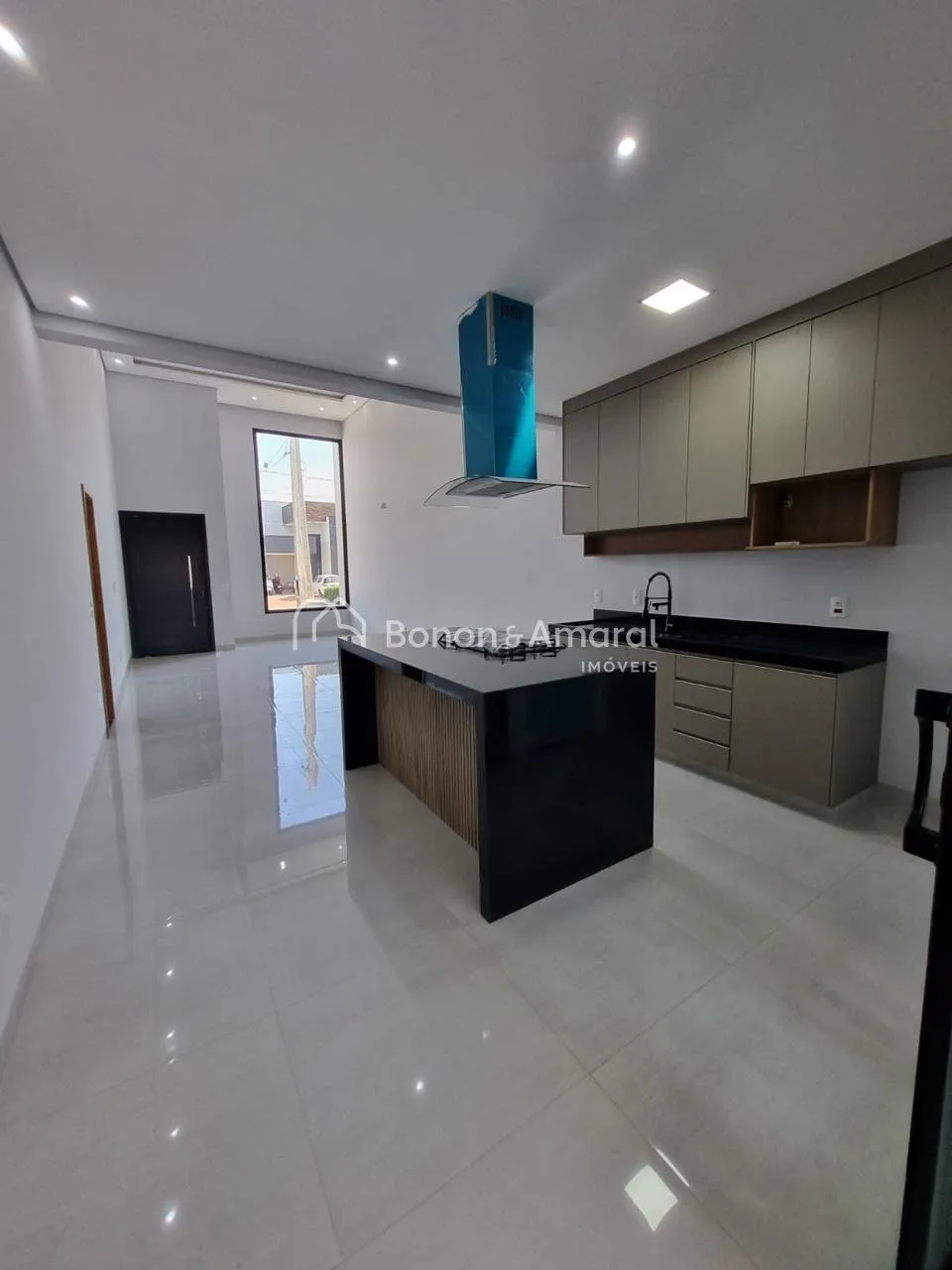 Imagem Casa à venda no condomínio Campos do Conde 2 em Paulínia, com 3 suítes e piscina.