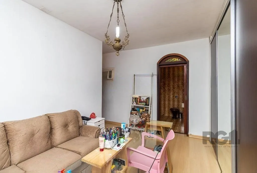 Imagem Casa de 245m² com 5 dormitórios no bairro Sarandi