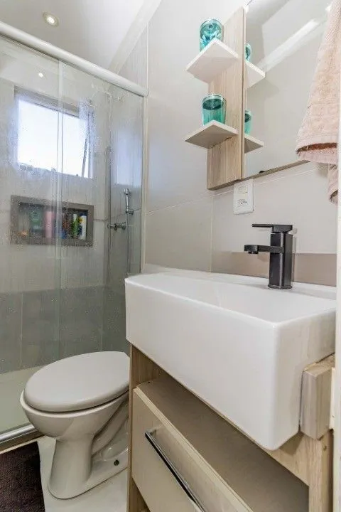 Imagem Casa de 3 dormitórios, em condomínio fechado na zona sul de Porto Alegre, com lareira, churrasqueira e vaga de garagem.