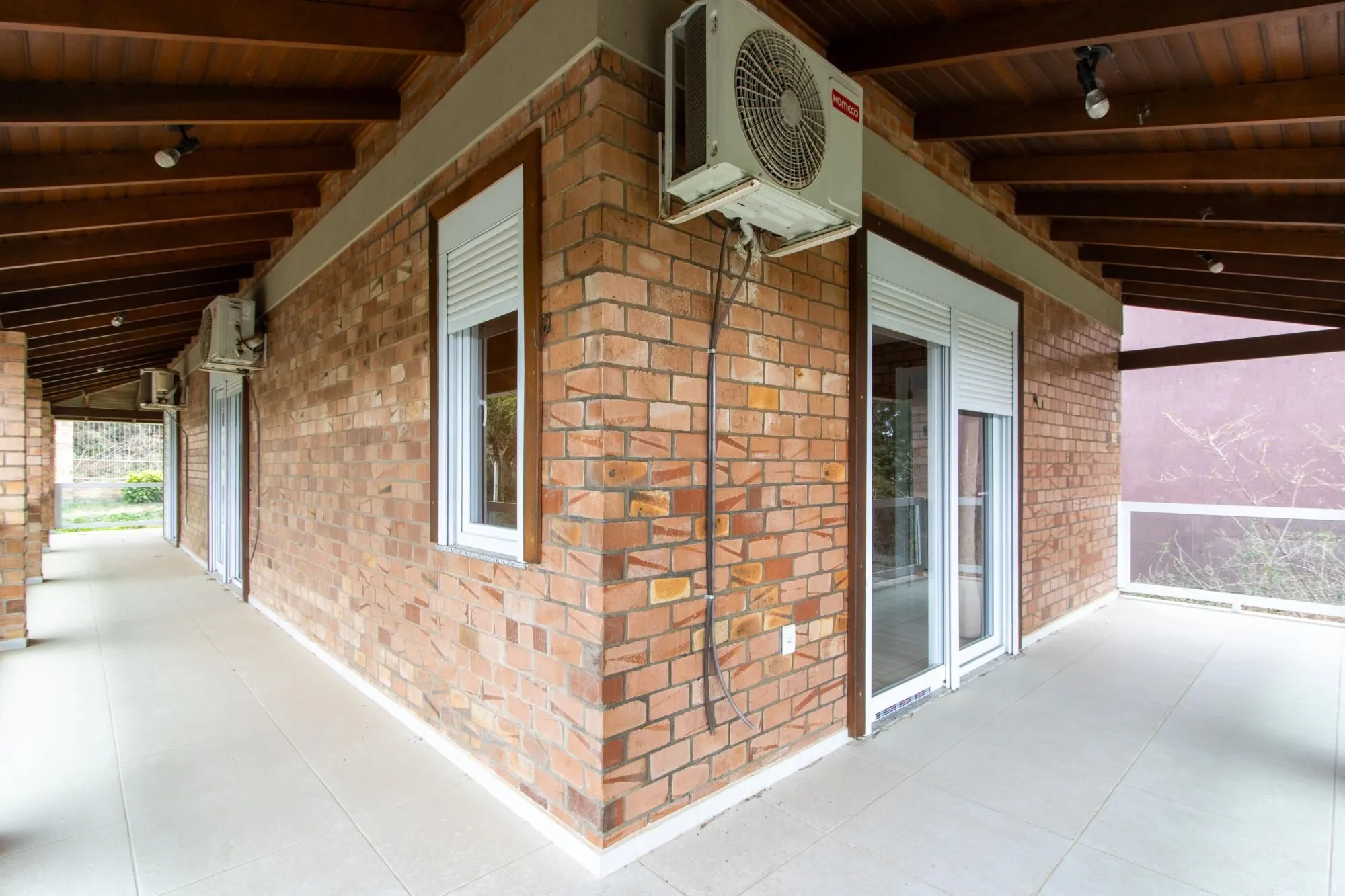 Imagem Casa de alvenaria, com 3 dormitórios, 1 suíte, living, cozinha, lavanderia, churrasqueira, banheiro social, pátio e 4 vagas de garagem.