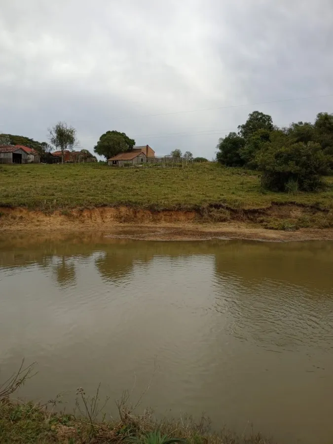 Imagem Sítio para Venda em Canguçu, zona rural, 3 dormitórios, 1 banheiro, 3 vagas