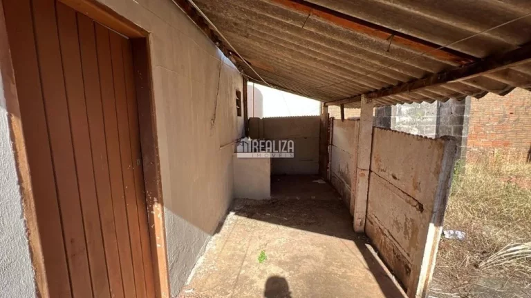 Imagem Casa à venda no bairro Vila Militar, Uberaba - 2 dormitórios e amplo quintal!