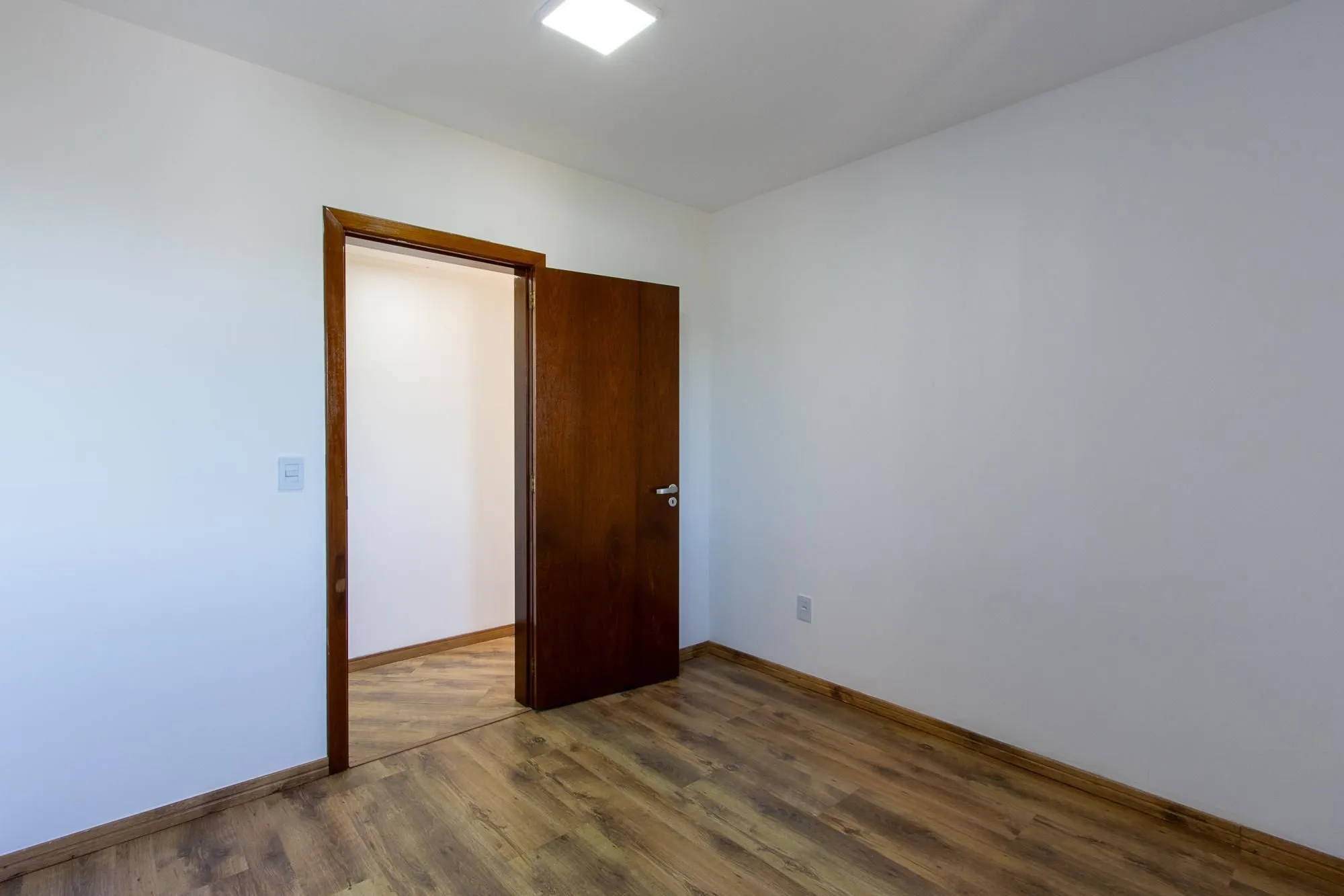 Imagem Apartamento de 2 dormitórios, 1 suíte e 2 vagas de garagem no bairro Tristeza.