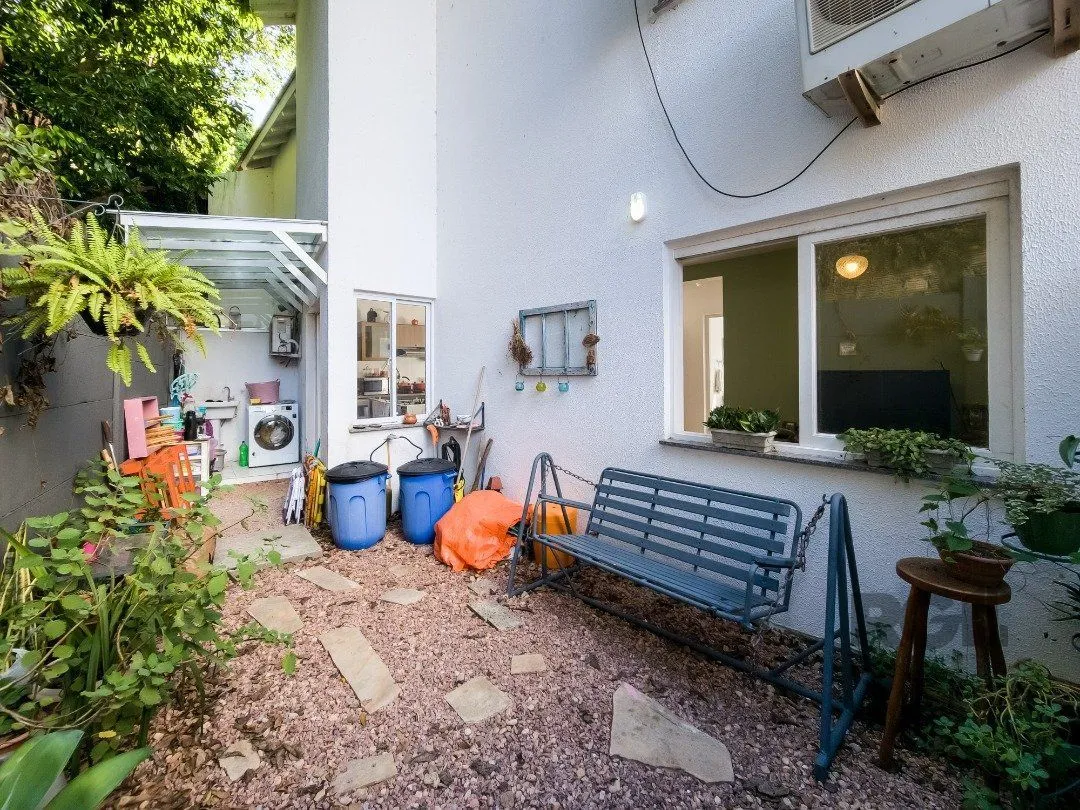 Imagem Living em dois ambientes com cozinha americana, lavabo, pátio, lavanderia. o3 dormitórios sendo 01 suíte, banheiro social e sótão. Duas vagas de garagem.