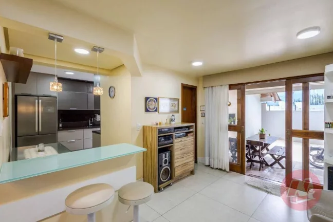 Imagem Casa de 208 m² com 4 quartos, 3 vagas e piscina.