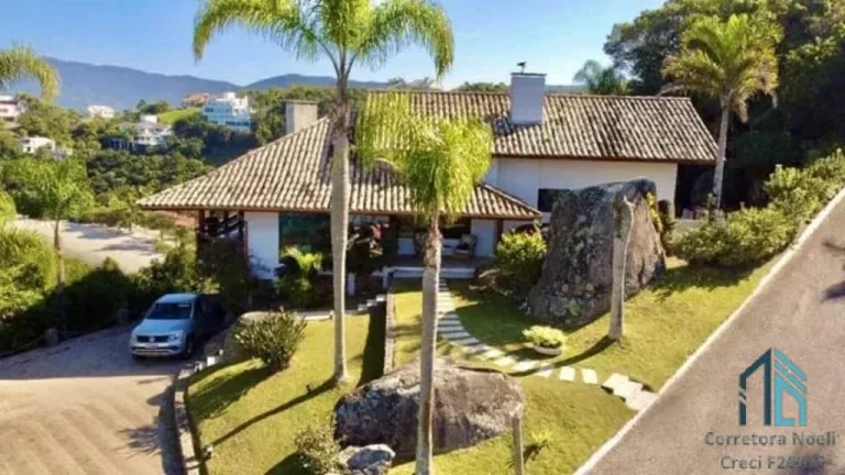Casa em condomínio, 05 quartos c/suítes, em Governador Celso Ramos SC