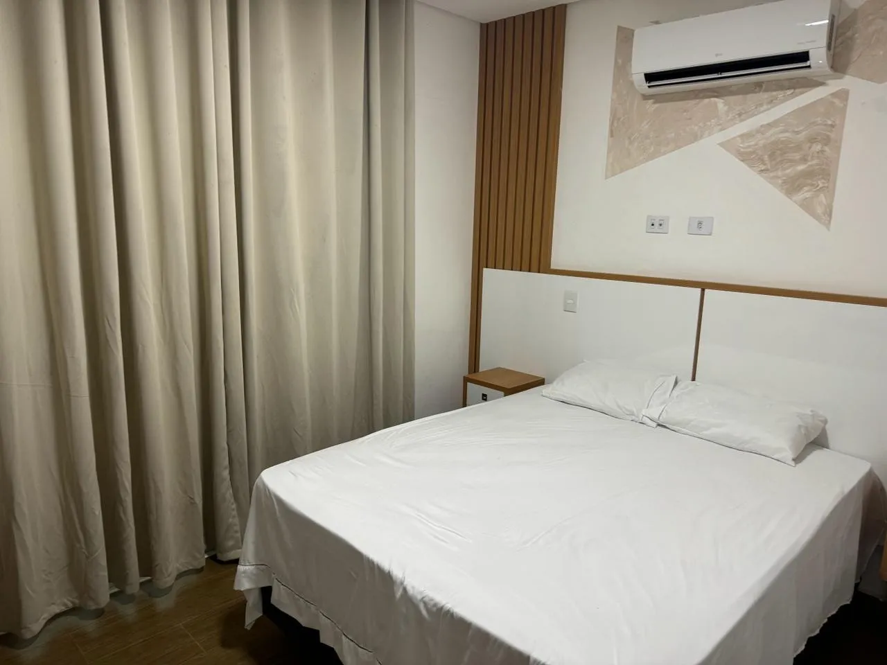 Imagem Ampla Residência com Área Gourmet e Pomar em Terreno Generoso de 906 m²: Conforto e Funcionalidade em Cada Detalhe