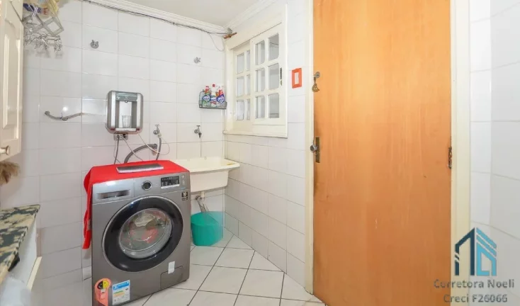 Imagem Sobrado 03 quartos c/suíte, ático, espaço nos fundos, no Tingui em Curitiba PR