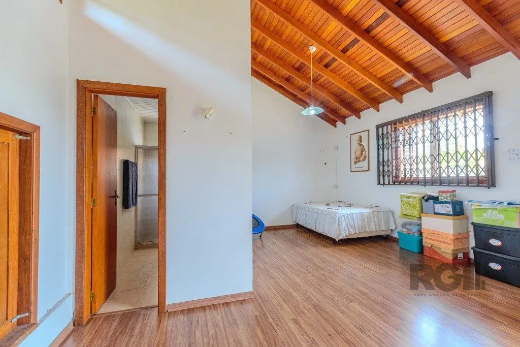 Imagem Casa 253m², 3 suítes, pátio, churrasqueira e vaga de garagem para 4 carros no bairro Nonoai