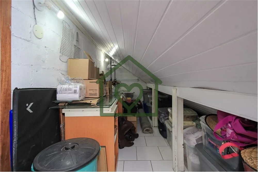 Imagem Linda casa em Condominio, com living de 2 ambientes (estar/jantar) com lareira, cozinha americana mo...