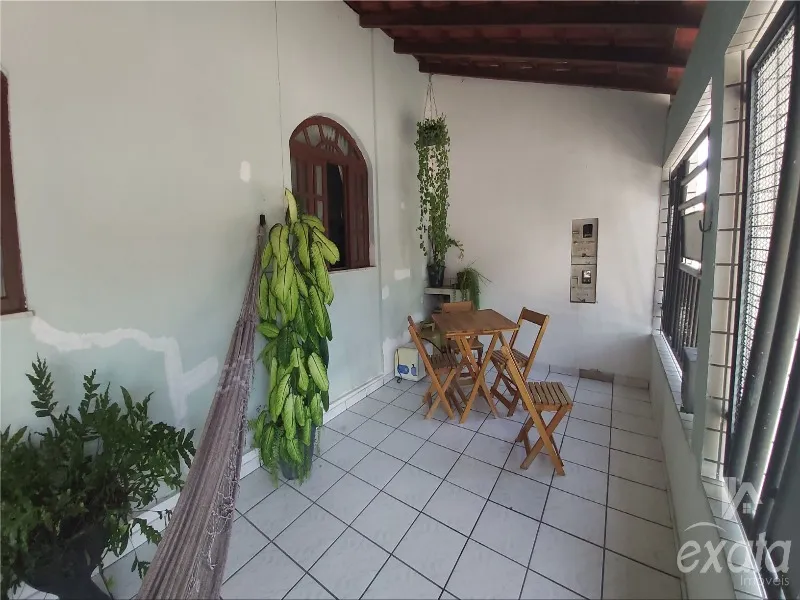 Imagem Manoel Plaza, casa com 3 quartos com 1 suite, sala e cozinha ampla, banheiro social, varandão, 3 vagas de garagem, terreno de 300 m²