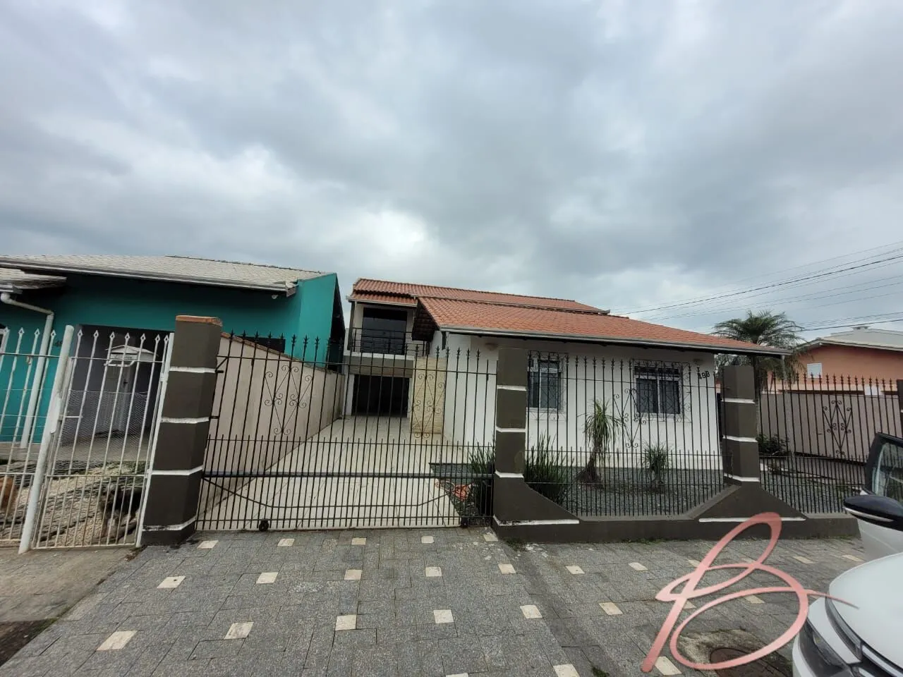 Foto do imóvel Casa de 2 pisos com 4 dormitórios á venda no Cordeiros