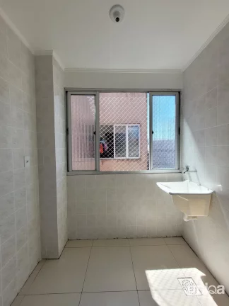 Amplo kitnet central com banheiro social, cozinha e área de serviço separados. Ó