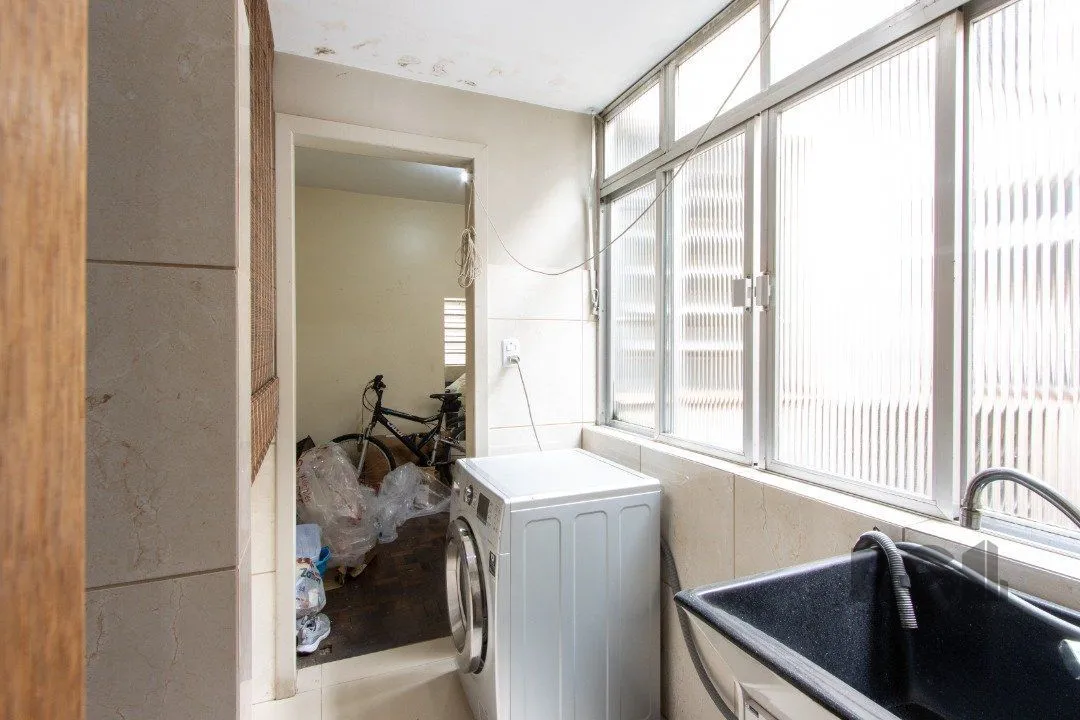 Imagem Apartamento com 70m² de área privativa, possui 3 dormitórios, sala para 2 ambientes, banheiro social, cozinha com móveis planejados e área de serviço.