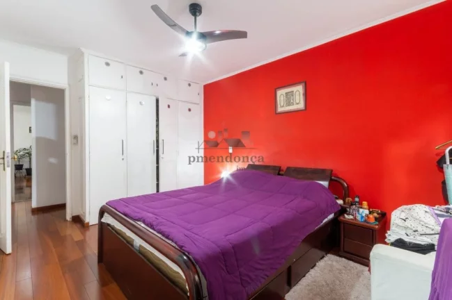 Imagem Apartamento com piso de tábuas largas, reformado e bem iluminado, janelas grandes, dormitórios com...