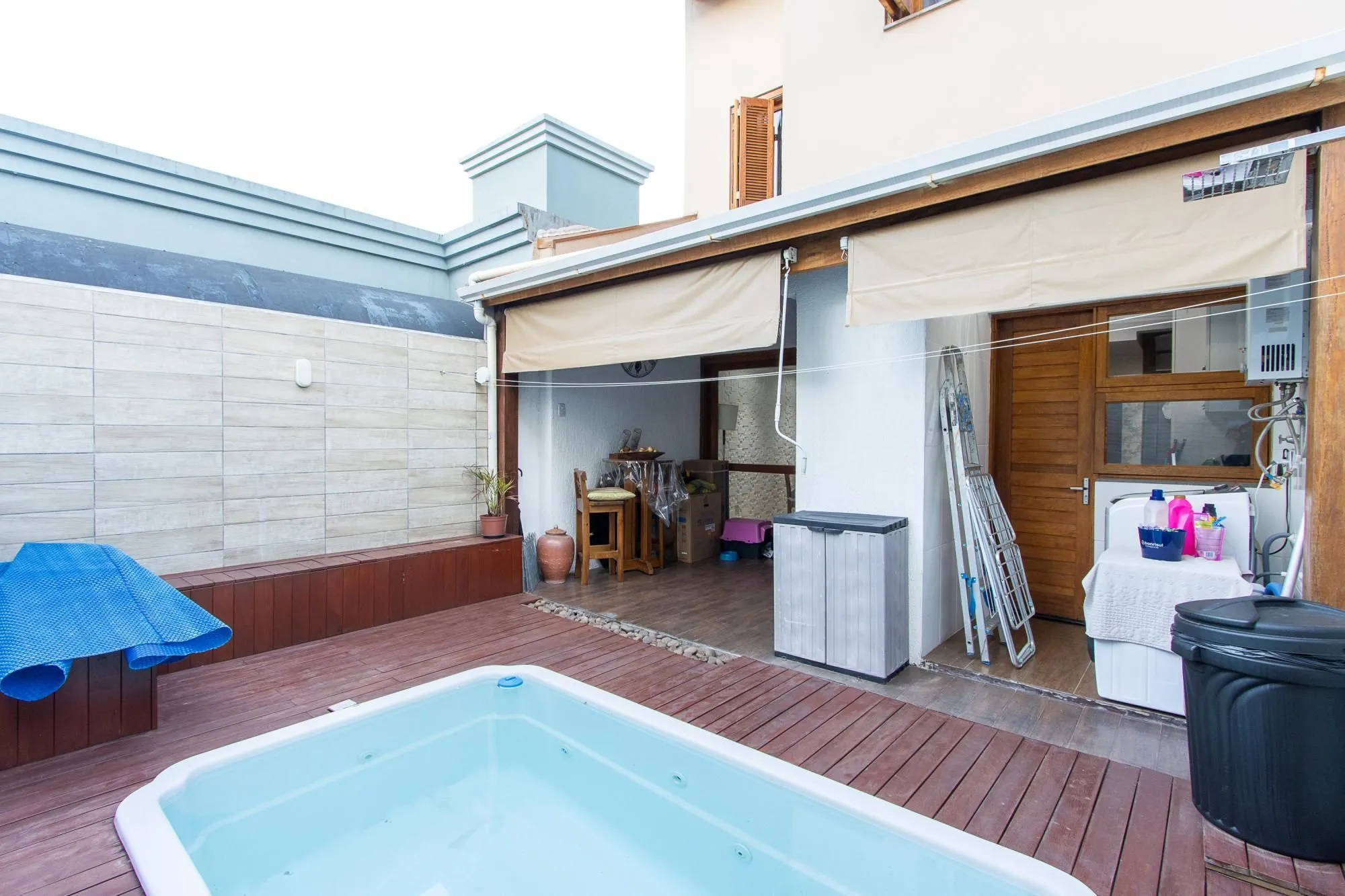 Imagem Casa de condomínio, 3 quartos, 1 suíte, piscina e 2 vagas de garagem;