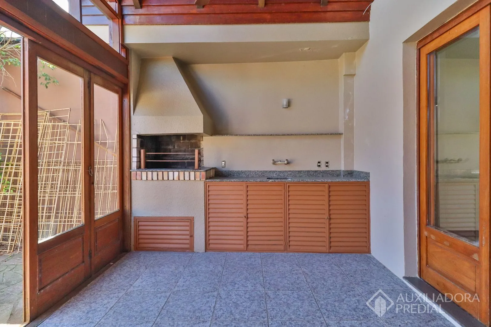 Imagem Excelente casa com 5 dormitórios no bairro Cristal