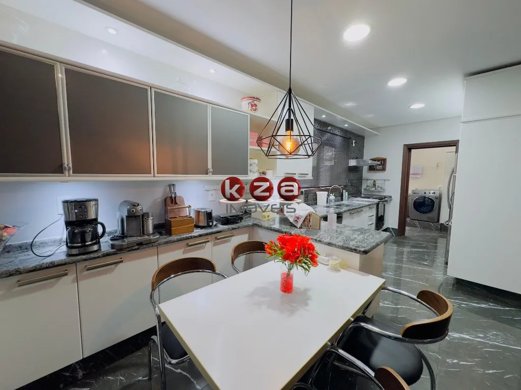 Imagem Casa de luxo a venda no Condomínio Reserva Colonial em Valinhos: 3 suítes + 1, 4 salas e amplo espaço gourmet com piscina.
