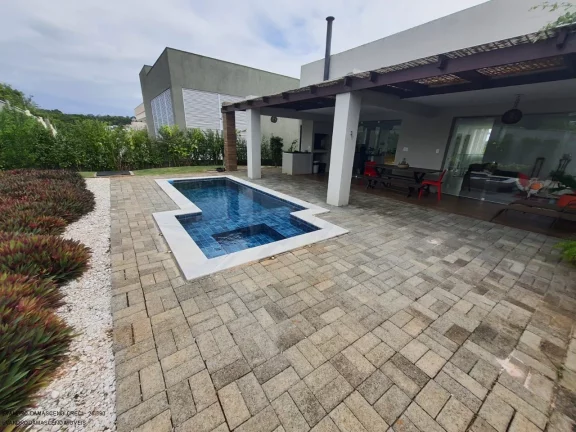 Imagem Casa em Condomínio com 3 suítes e 2 vagas de garagem em Vila de Abrantes, Camaçari-BA: confira!