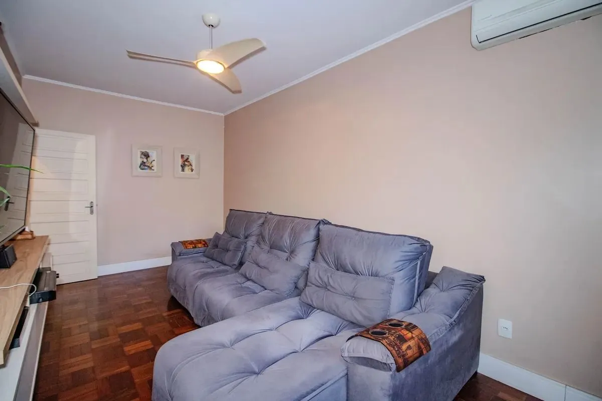 Imagem Casa Reformada com 5 Dormitórios e Amplo Pátio