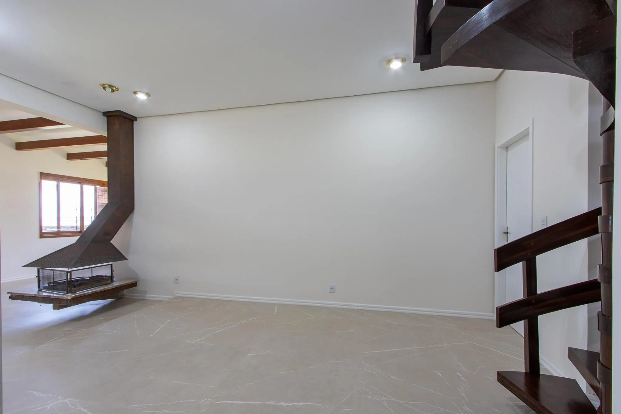 Imagem Casa com 2 dormitórios 3 banheiros. lareira e churrasqueira, e com arquitetura moderna.